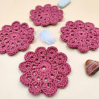 Lot de quatre dessous de tasses ou verre fait main au crochet, couleur rose framboises, forme  de fleur