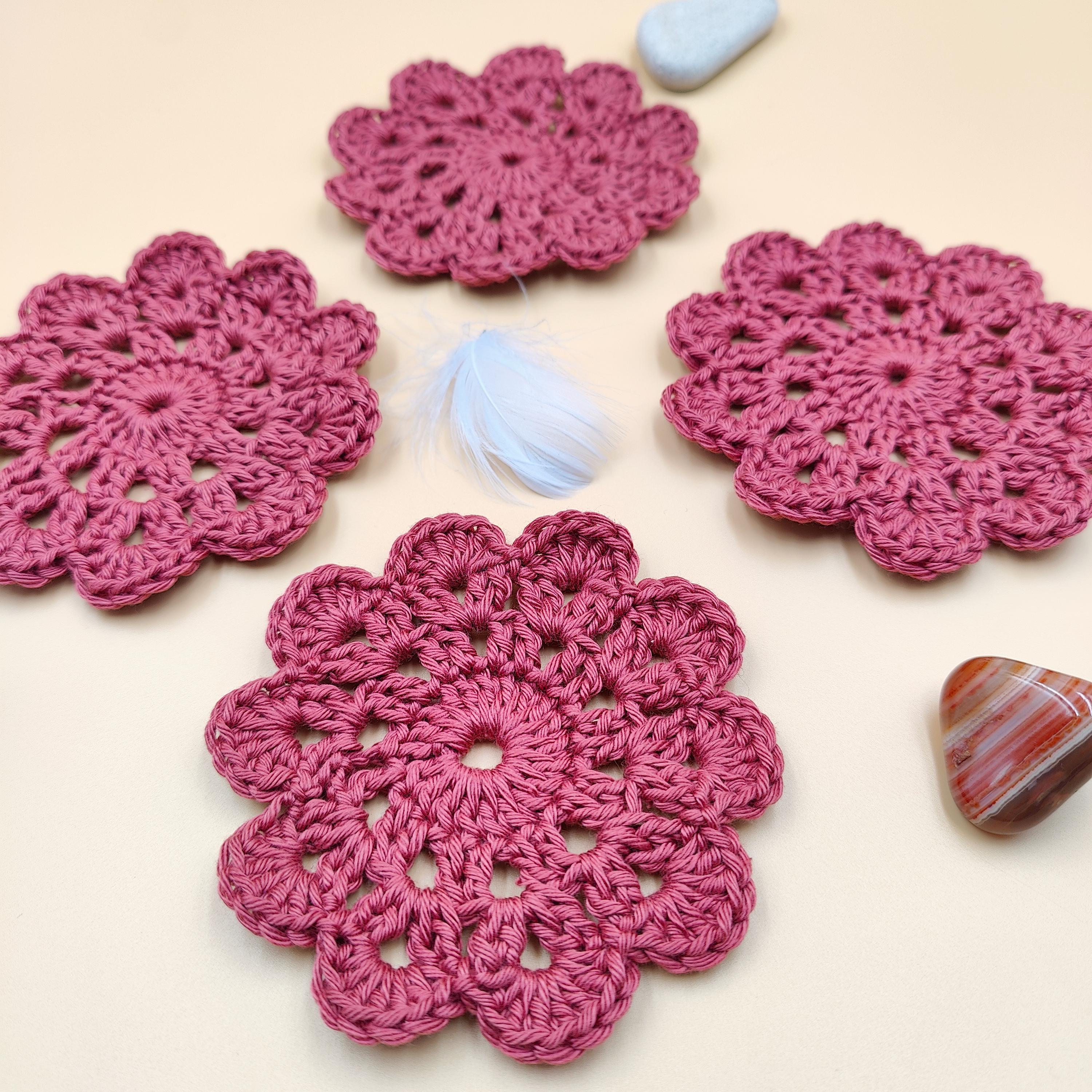 Lot de quatre dessous de tasses ou verre fait main au crochet, couleur rose framboises, forme  de fleur