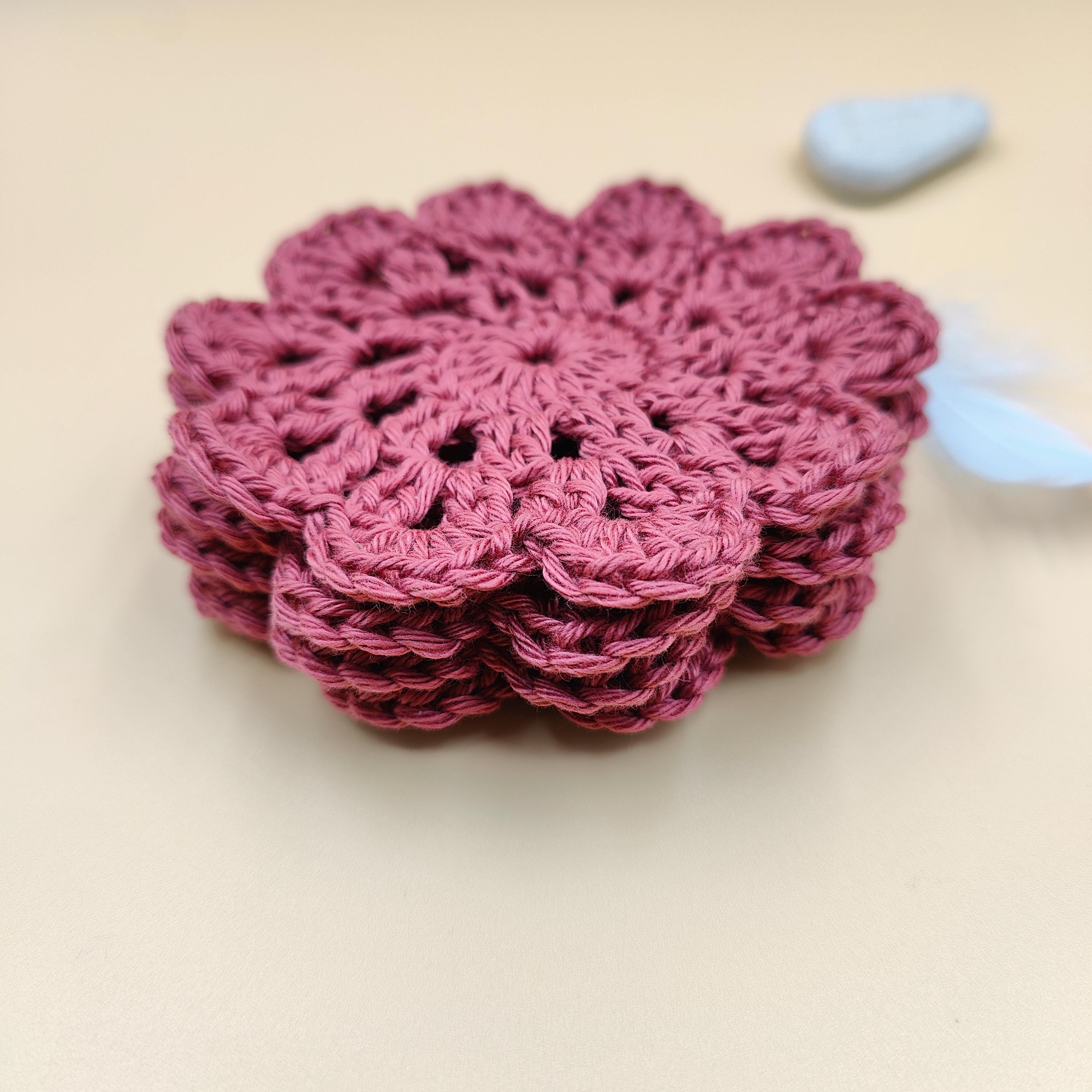 Lot de quatre dessous de tasses ou verre fait main au crochet, couleur rose framboises, forme  de fleur