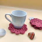 Lot de quatre dessous de tasses ou verre fait main au crochet, couleur rose framboises, forme  de fleur