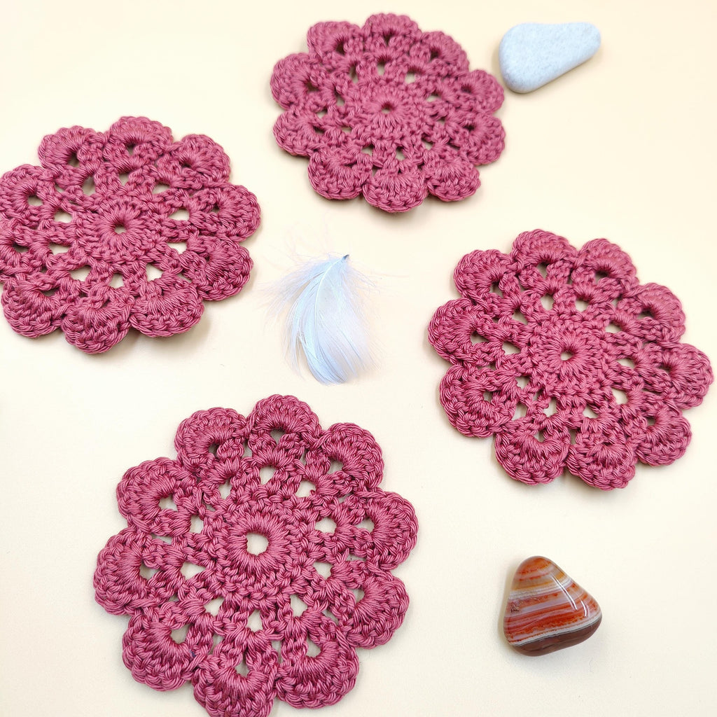 Lot de quatre dessous de tasses ou verre fait main au crochet, couleur rose framboises, forme  de fleur