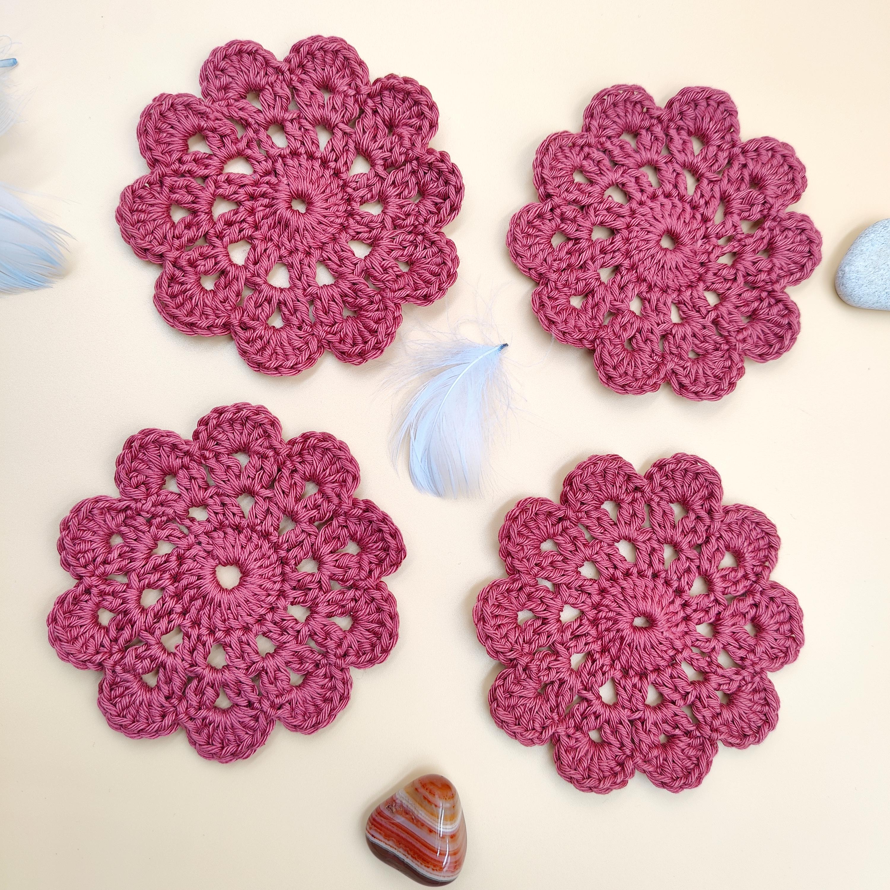 Lot de quatre dessous de tasses ou verre fait main au crochet, couleur rose framboises, forme  de fleur