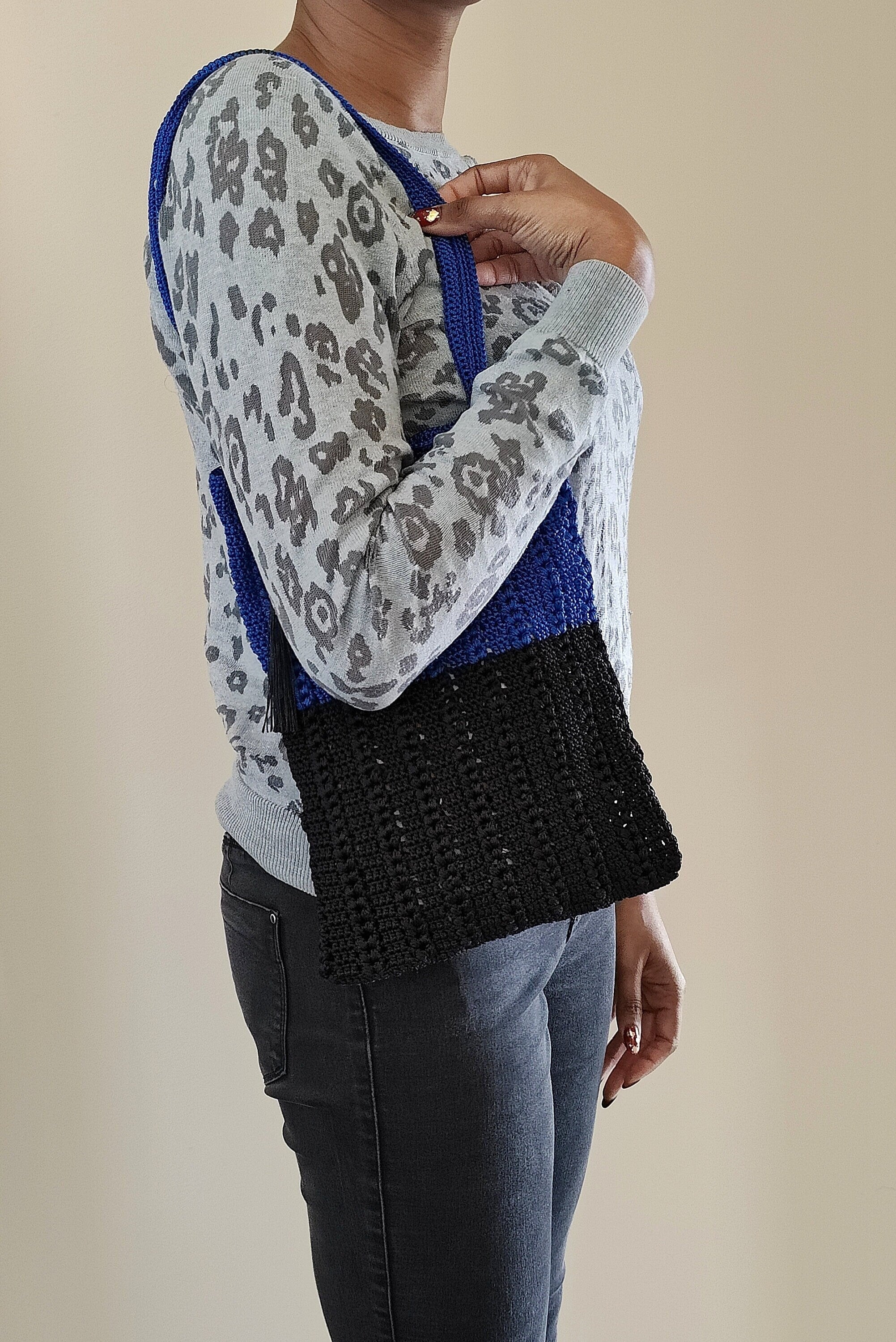 Petit totebag au crochet bleu et noir, fait main
