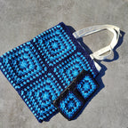 Tote bag fait main en granny square bleu et noir, avec anses crème, crocheté en fil Grundl.